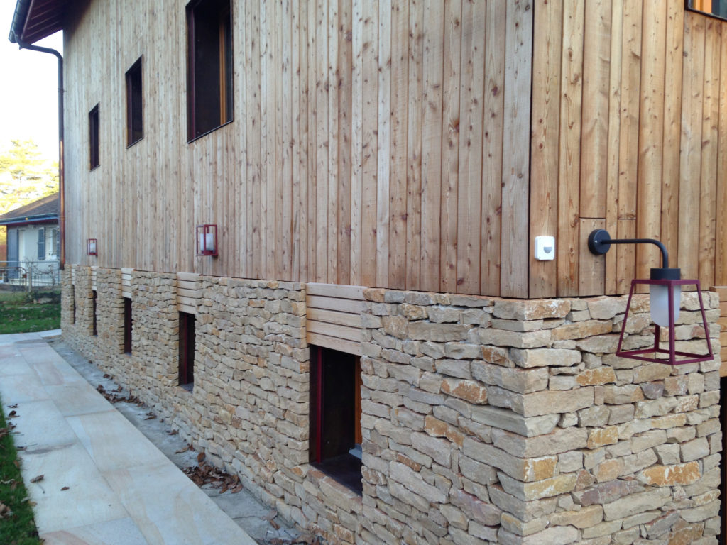 Applique façade maison en bois et brick par Narjoud Luminaires